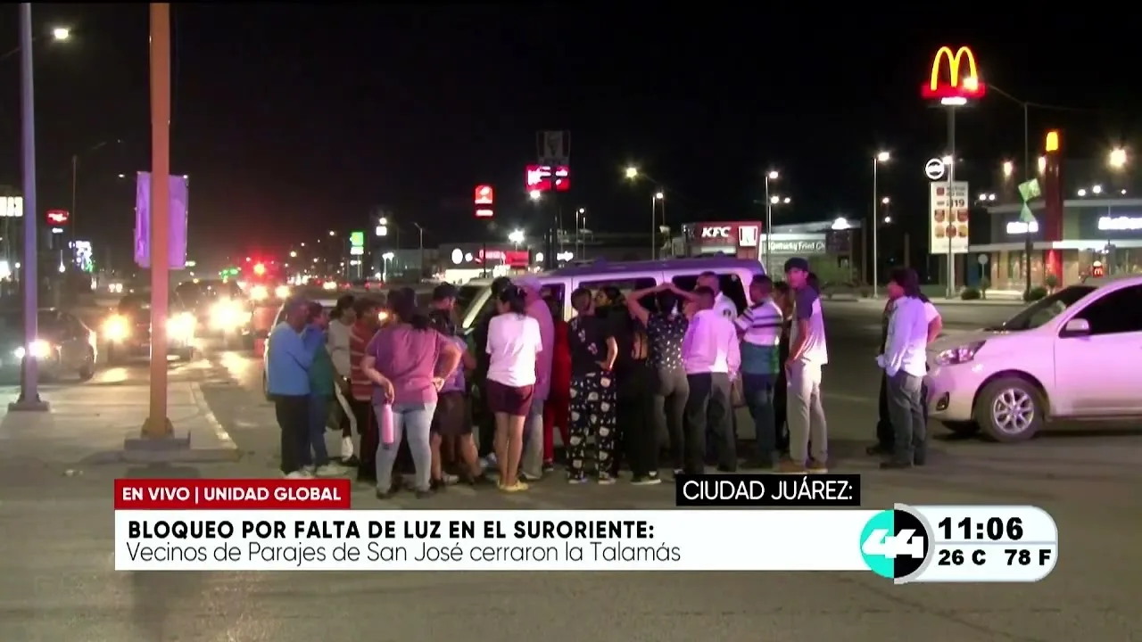 Vecinos del suroriente de Ciudad Juárez bloquean vialidad por falta de electricidad
