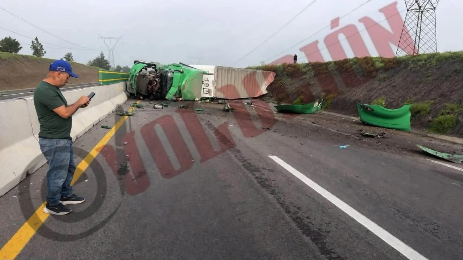 Volcadura de tráiler en la autopista Toluca-Zitácuaro deja siete heridos y bloqueo vial