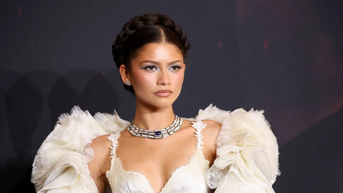 Zendaya revela cómo las sombras azules realzan la mirada de ojos cafés con elegancia