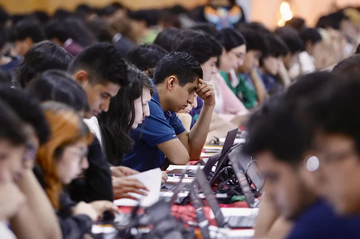 UNAM detecta intentos de fraude en examen presencial tras crisis por uso de IA